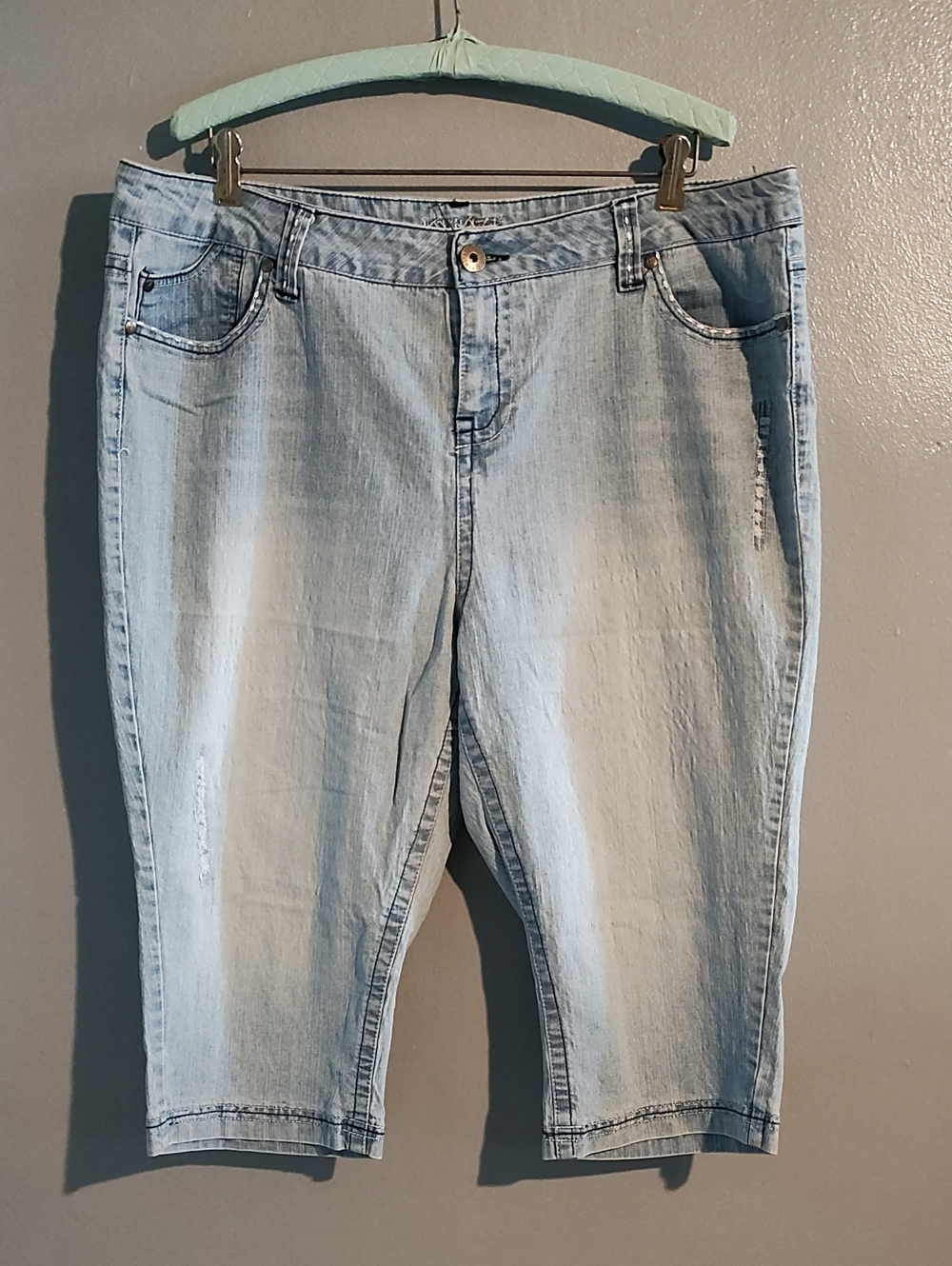 Kamikaze Women's Stretch Light Wash Vintage Capri